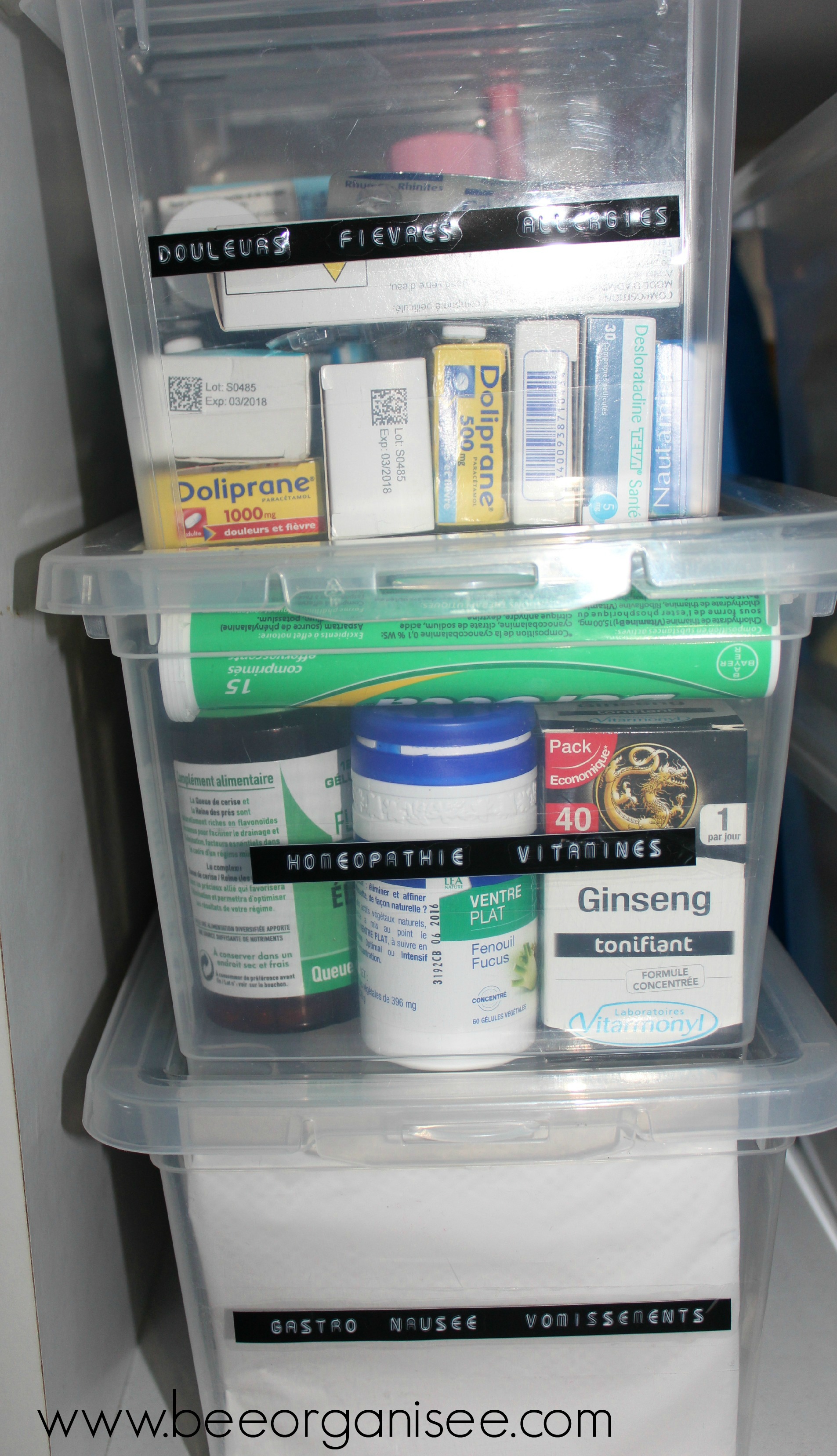 Les médicaments sont rangés par catégories, dans des boîtes